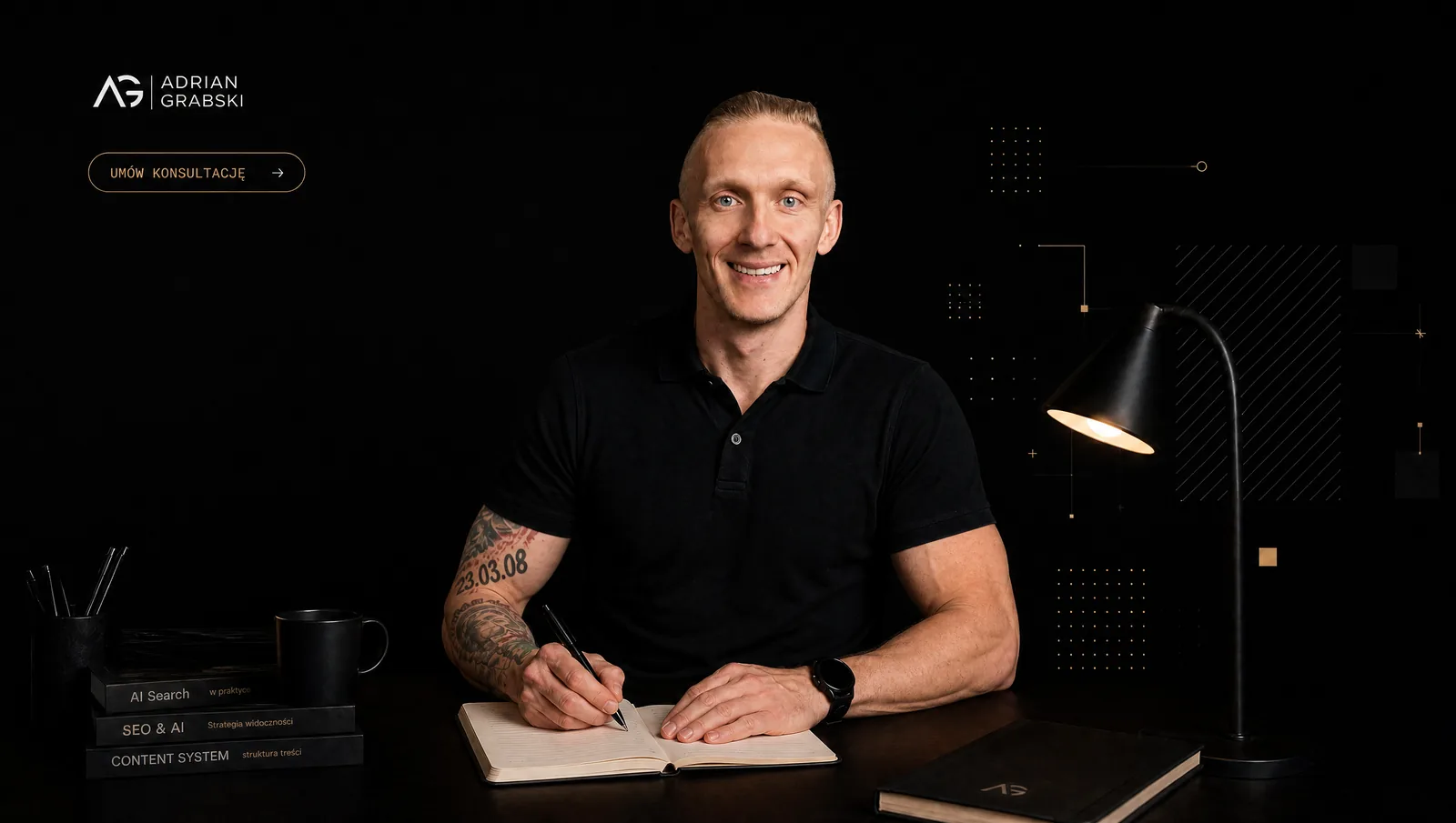 Adrian Grabski przy biurku - konsultacje SEO i AI search